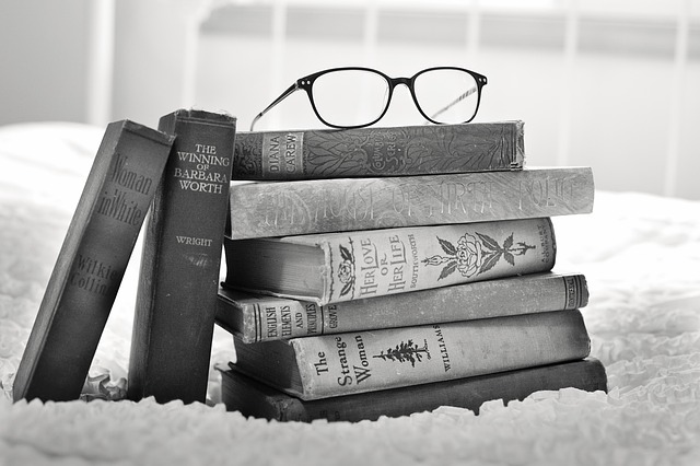 brýle na knihách